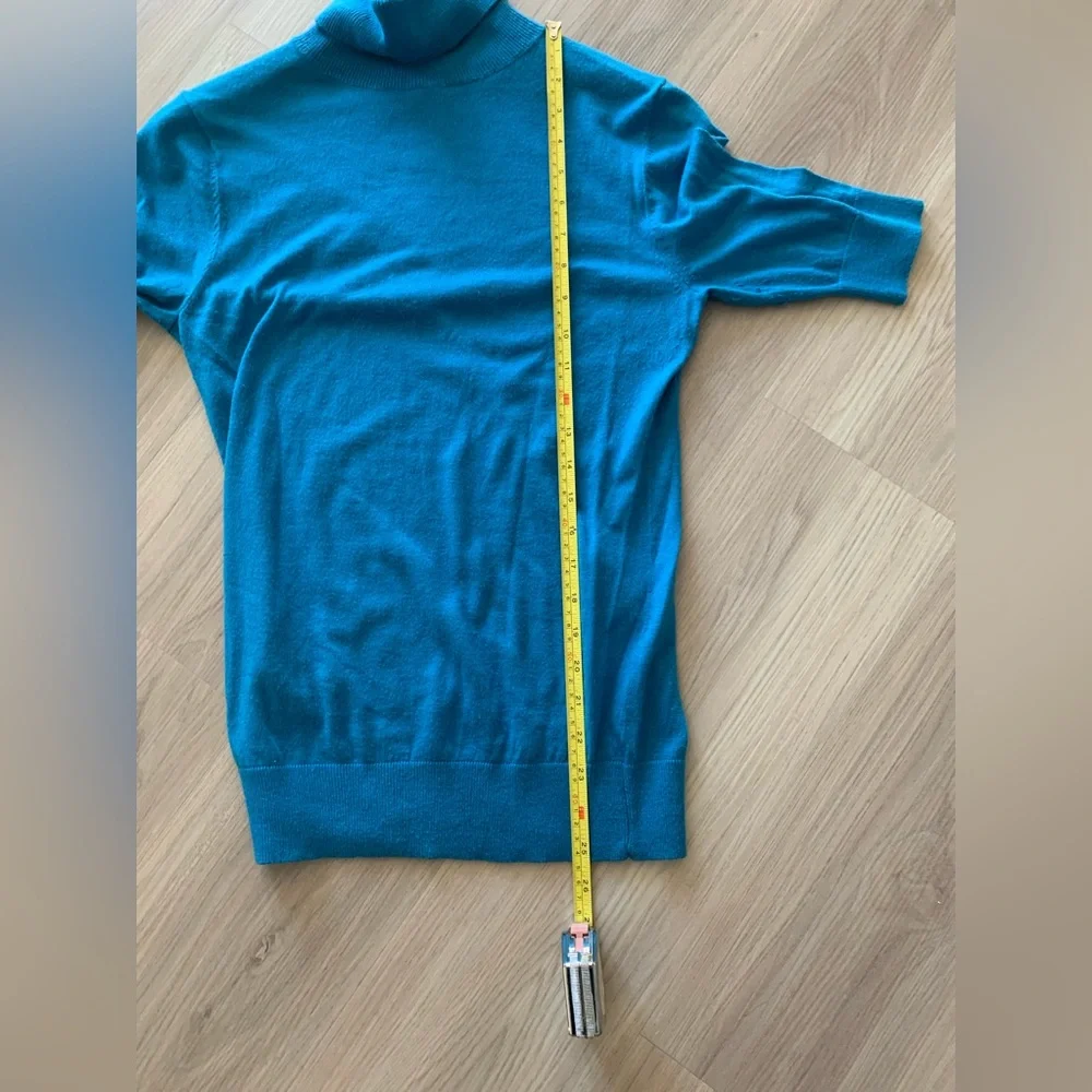 Ann Taylor Turtleneck SS Sweater M Blue Lightweight Minimalist Career Classic - Picture 2 of 9